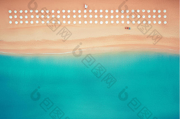 空中前视图海滩雨伞沙子海波
