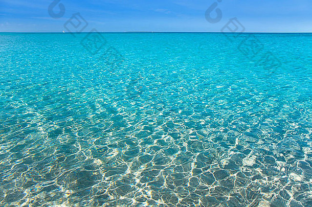海滩热带白色沙子绿松石水蓝色的天空
