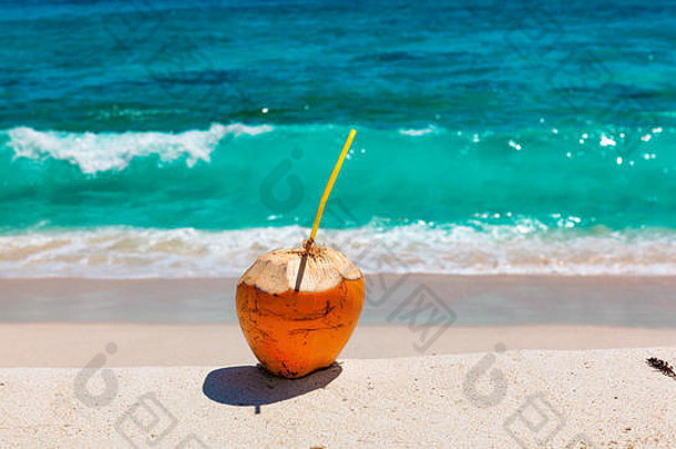 椰子喝稻草热带海滩