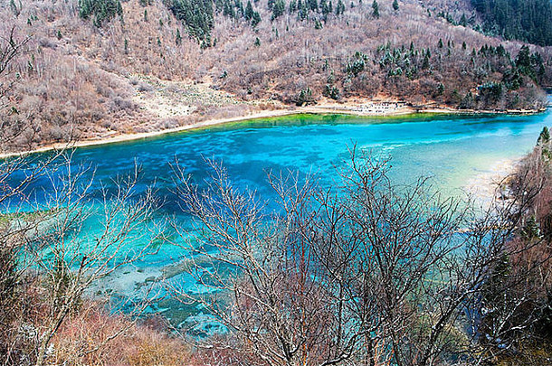 绿松石蓝色的湖泊惊人的九寨沟国家公园四川