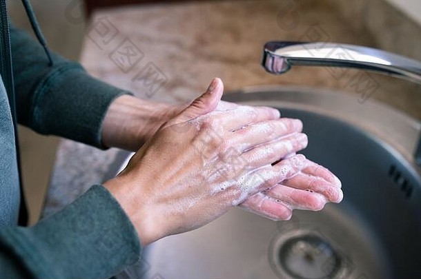 女人洗手冠状病毒科维德