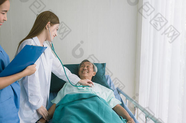 美丽的亚洲医生听心病人医院床上