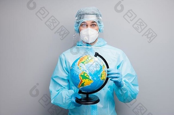 照片的家伙专家医生病毒学家持有全球恢复病人旅行边界打开穿呼吸器有害物质统一的塑料面部保护