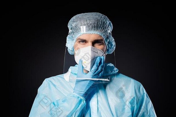 特写镜头照片的家伙专家医生持有手下巴病毒学中心科维德保护穿呼吸面具有害物质蓝色的统一的西装塑料面部