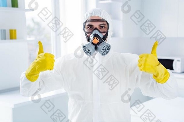 肖像成功的工人更清洁的男人。眼镜手套显示拇指象征批准去污科维德流感感染过程穿护目镜
