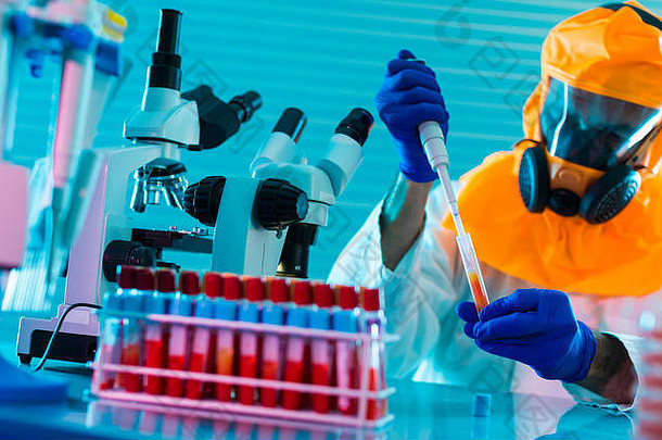 研究危险的病毒实验室预防流感大流行科学家生物保护西装作品吸管
