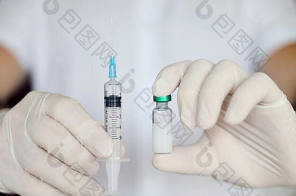 医生的手医疗手套持有注射器疫苗疫苗接种预防治疗疾病冠状病毒