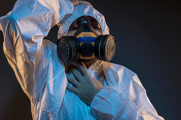 病毒感染概念男人。保护西装防毒气面具眼镜埃博拉病毒有毒气体生物战争感染
