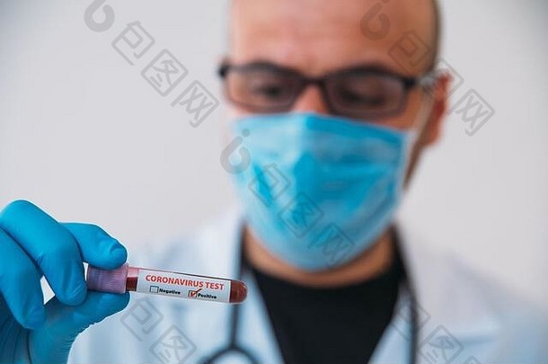 医生持有流感大流行冠状病毒法律顾问血样本积极的测试管医生穿医疗面具手套持有电晕病毒科维德