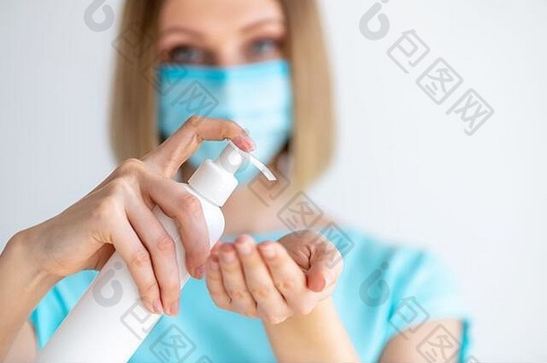 女医生护士统一的把消毒液肥皂手消毒手洗保护病毒细菌