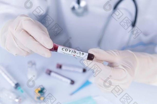 医生手保护手套持有科维德<strong>冠</strong>状病毒测试血病毒测试研究概念