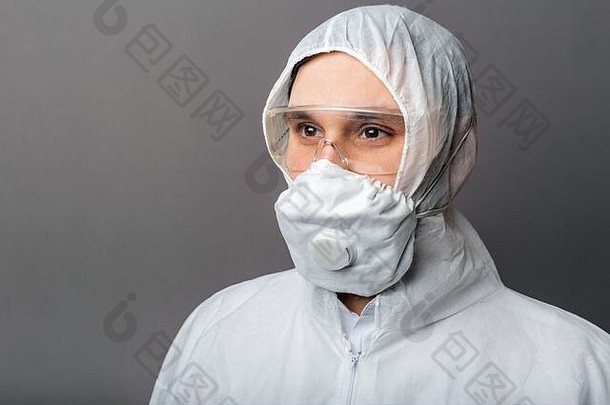 冠状病毒科维德消毒肖像高加索人医生保护医疗西装生物危害医疗面具断续器护目镜孤立的灰色的