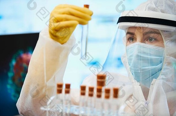 女科学家清洁西装测试管研究冠状病毒