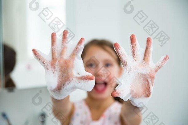 女孩洗手水肥皂浴室手卫生病毒感染预防