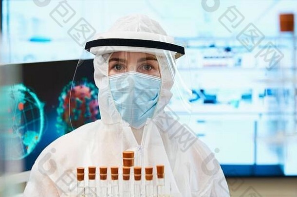 肖像女科学家清洁西装研究冠状病毒疫苗
