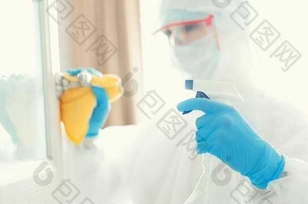 消毒清洁通过处理房子感染病毒微生物生化西装冠状病毒保护概念