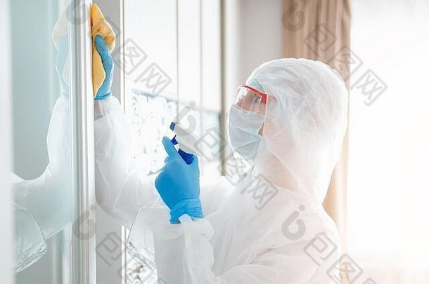 消毒清洁通过房子感染病毒微生物生化西装冠状病毒保护概念