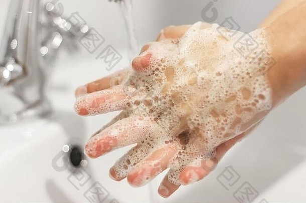 摩擦手指洗手抗菌肥皂适当的技术背景流动水白色浴室预防冠状病毒