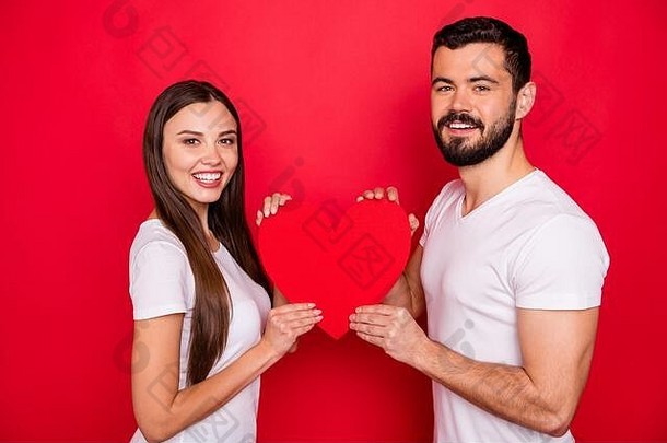 照片可爱的不错的可爱的迷人的夫妇人持有心手穿白色t恤孤立的红色的