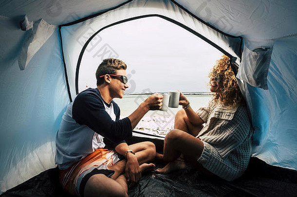 妈妈。儿子家庭休闲活动户外旅行享受野营海滩海感觉波喝杯茶