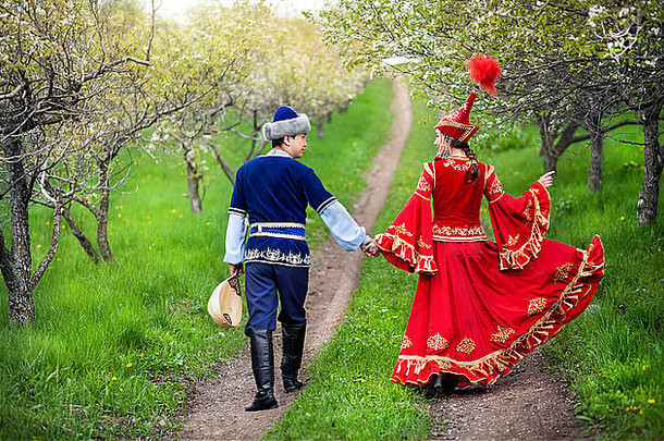 夫妇哈萨克斯坦服装走春天盛开的苹果花园阿拉木图哈萨克斯坦中央亚洲
