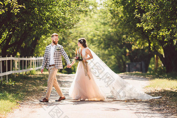 可爱的婚礼夫妇木森林新娘新郎遵循结婚了夫妇女人白色婚礼衣服面纱乡村在户外爱故事