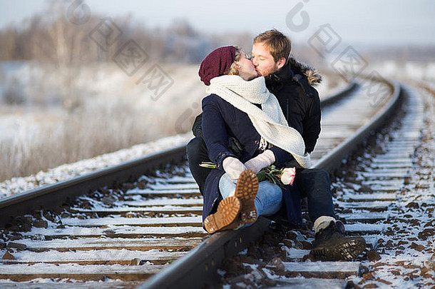 年轻的夫妇接吻铁路