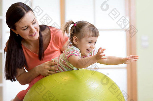 妈妈。婴儿玩健身球