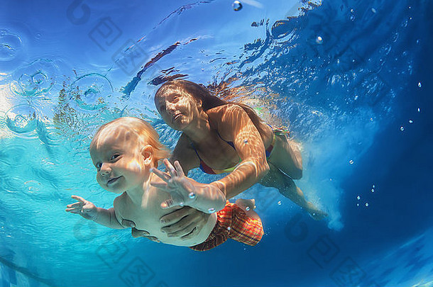 家庭生活方式假期孩子们有趣的婴儿游泳教训游戏有趣的游泳池潜水妈妈。