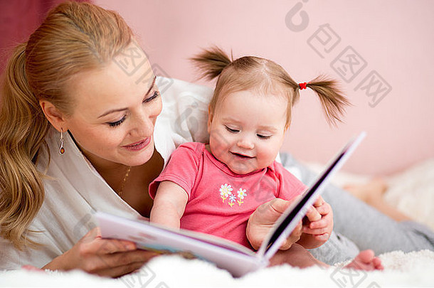 快乐妈妈。读书婴儿女孩