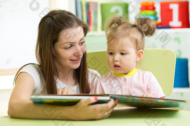 妈妈。阅读孩子女儿表格