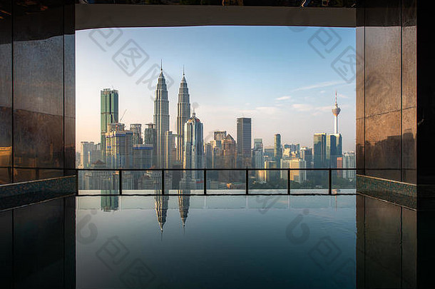 游泳池屋顶前美丽的城市视图早....(泥马来西亚旅行假期概念
