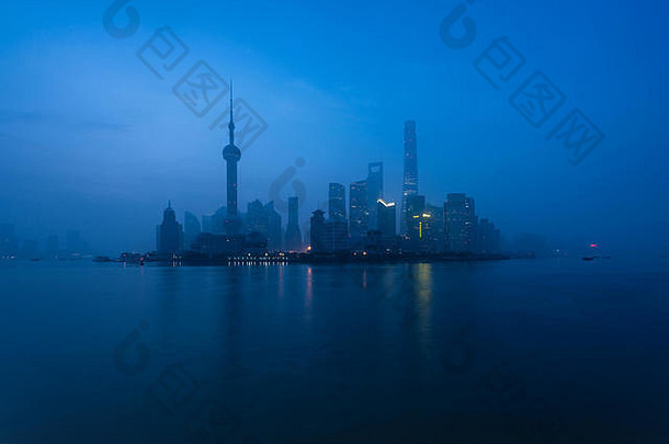 上海城市早....多雾的一天上海中国