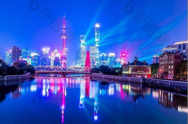 上海lujiazui天际轮廓线晚上中国