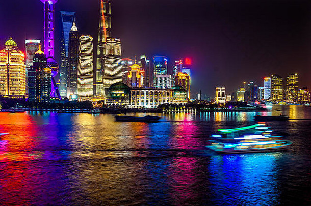 东方珍珠塔浦东履行。黄埔河摩天大楼城市景观上海中国