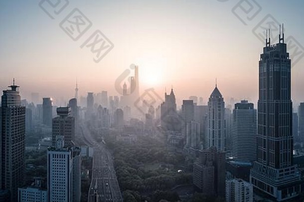 空中视图上海城市多雾的黎明