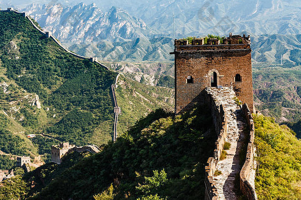 特写镜头塔入口伟大的墙中国多山的农村背景