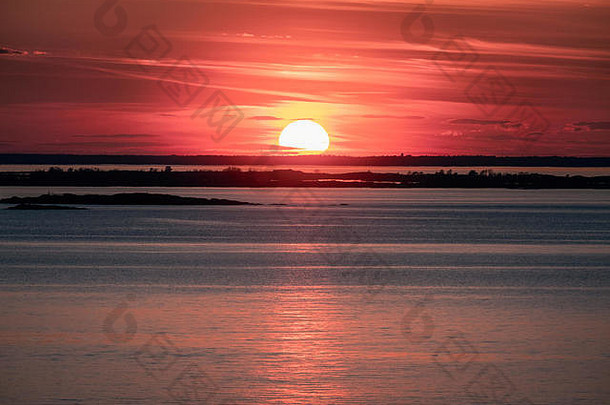 风景优美的日落空海色彩斑斓的天空晚上芬兰