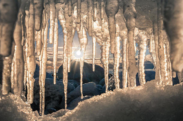 特写镜头冰柱不错的阳光射线冬天时间