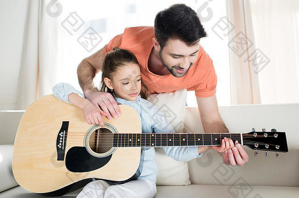 微笑父亲教学女儿玩吉他