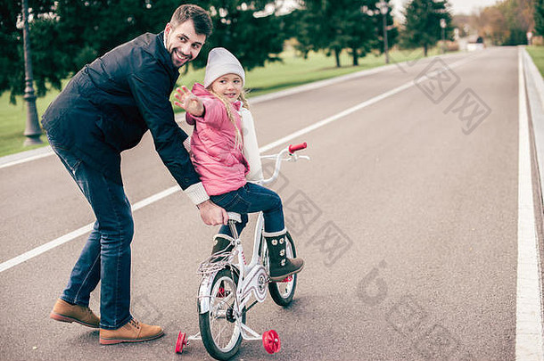 父亲教学女儿骑自行车