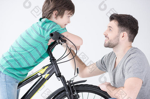 父亲会说话的儿子自行车白色
