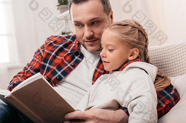 父亲女儿阅读书