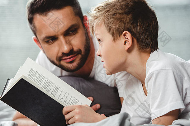父亲儿子阅读书