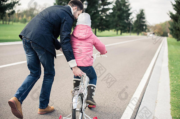 父亲教学女儿骑自行车
