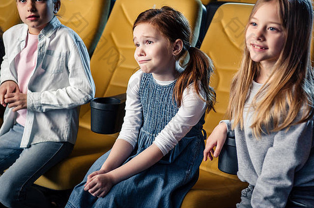 可爱的孩子们坐着电影看电影