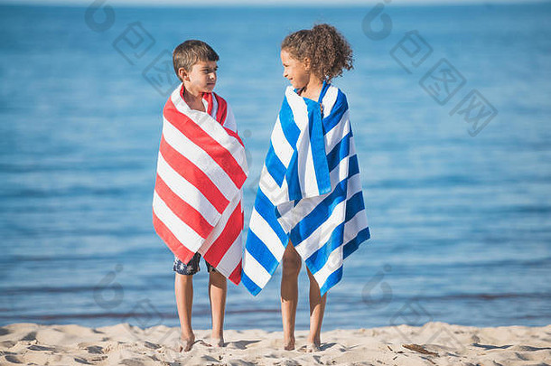 多元文化的孩子们毛巾站海边