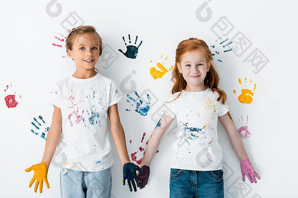 快乐孩子们油漆手站色彩斑斓的手打印白色