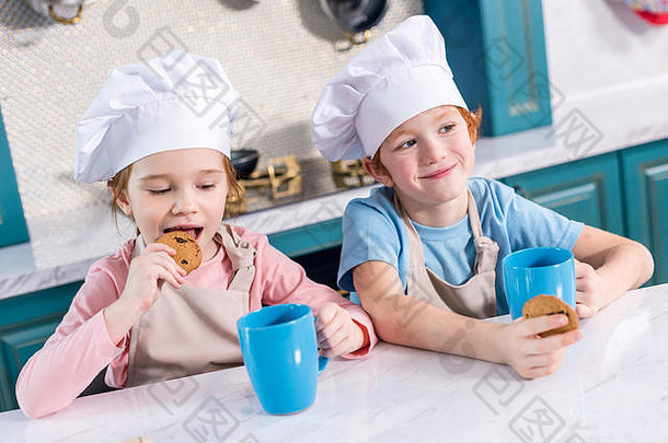 微笑孩子们老板帽子喝茶吃饼干厨房