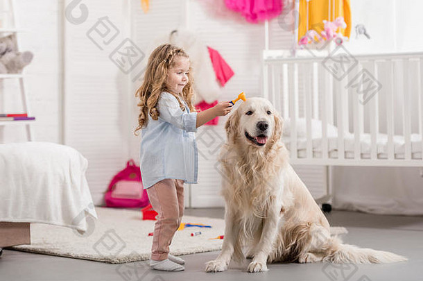 快乐的可爱的孩子假装兽医检查金寻回犬孩子们房间